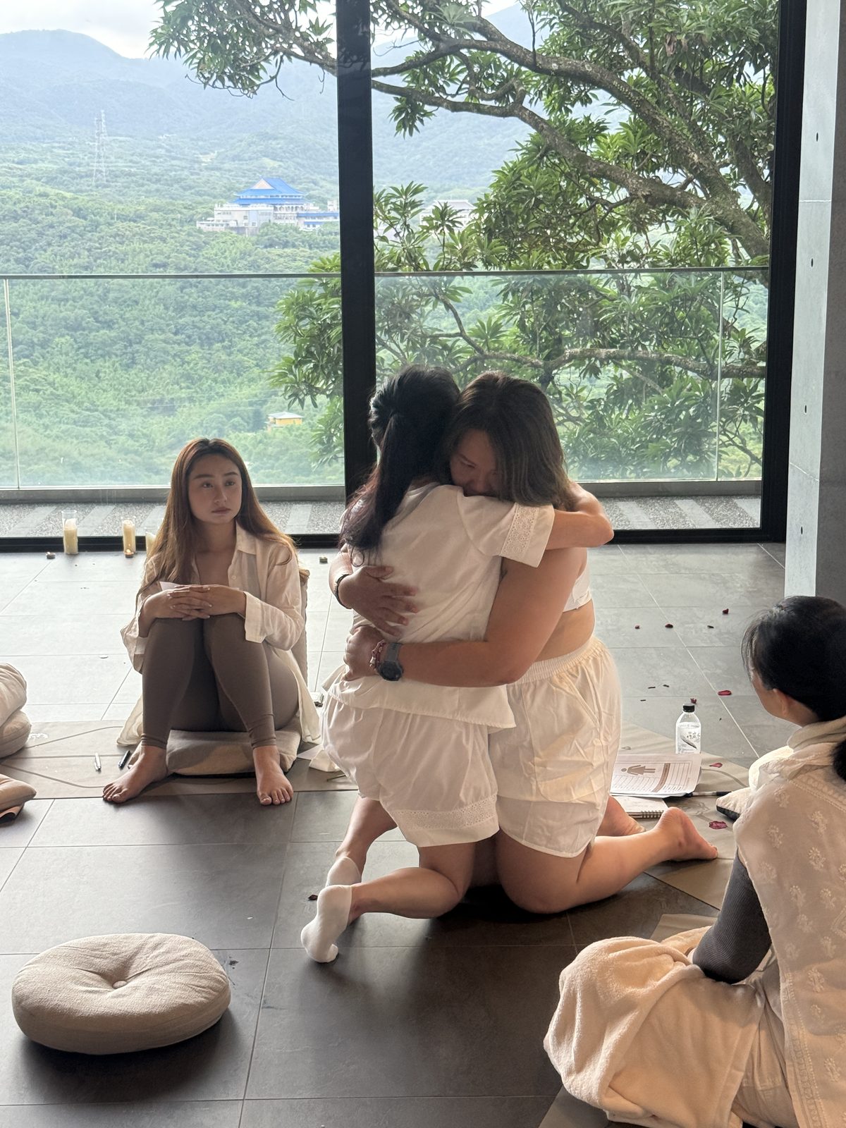 課程中兩位女性相擁的連結時刻