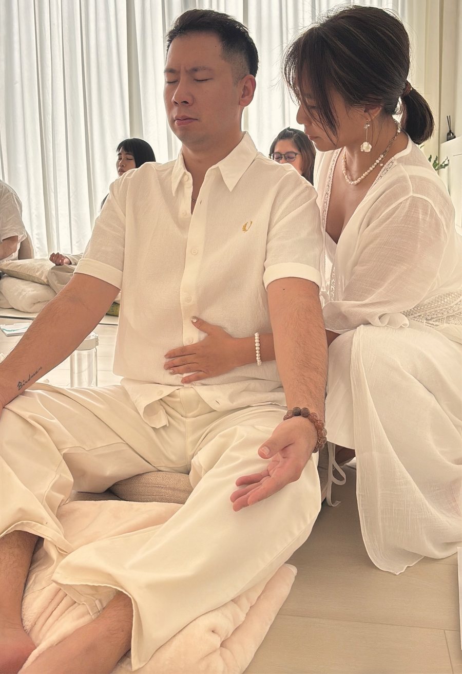 伴侶在課程中靜心,手放腹部回到身體的療癒練習